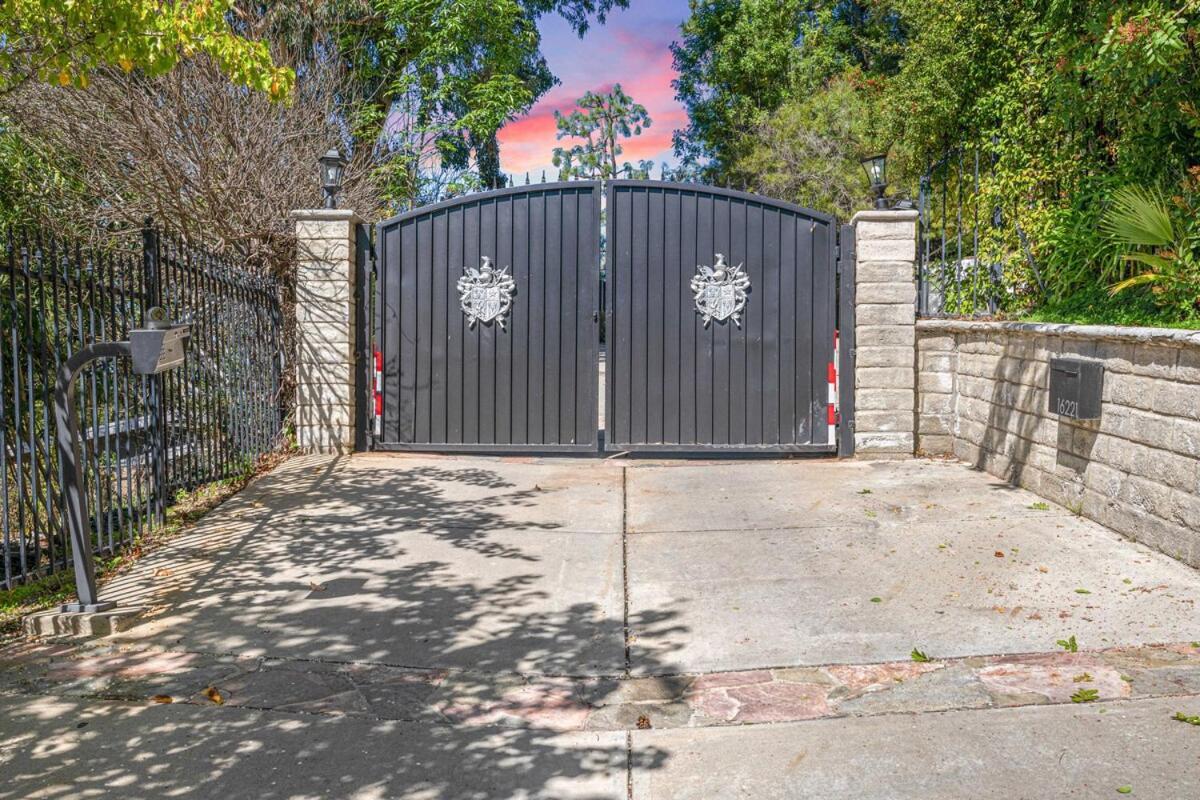Private 5 Bedroom 6 Bathroom Encino Estate With Pool And Jacuzzi - Los Angeles — Photos 1